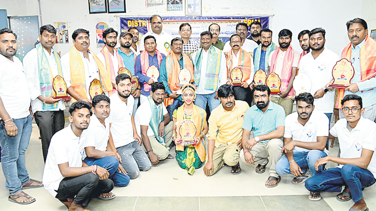 వివేకానందుడిని ఆదర్శంగా తీసుకోవాలి