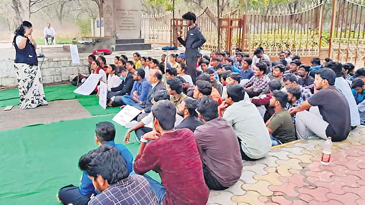 వ్యవసాయ విద్యార్థులకు సంఘీభావం