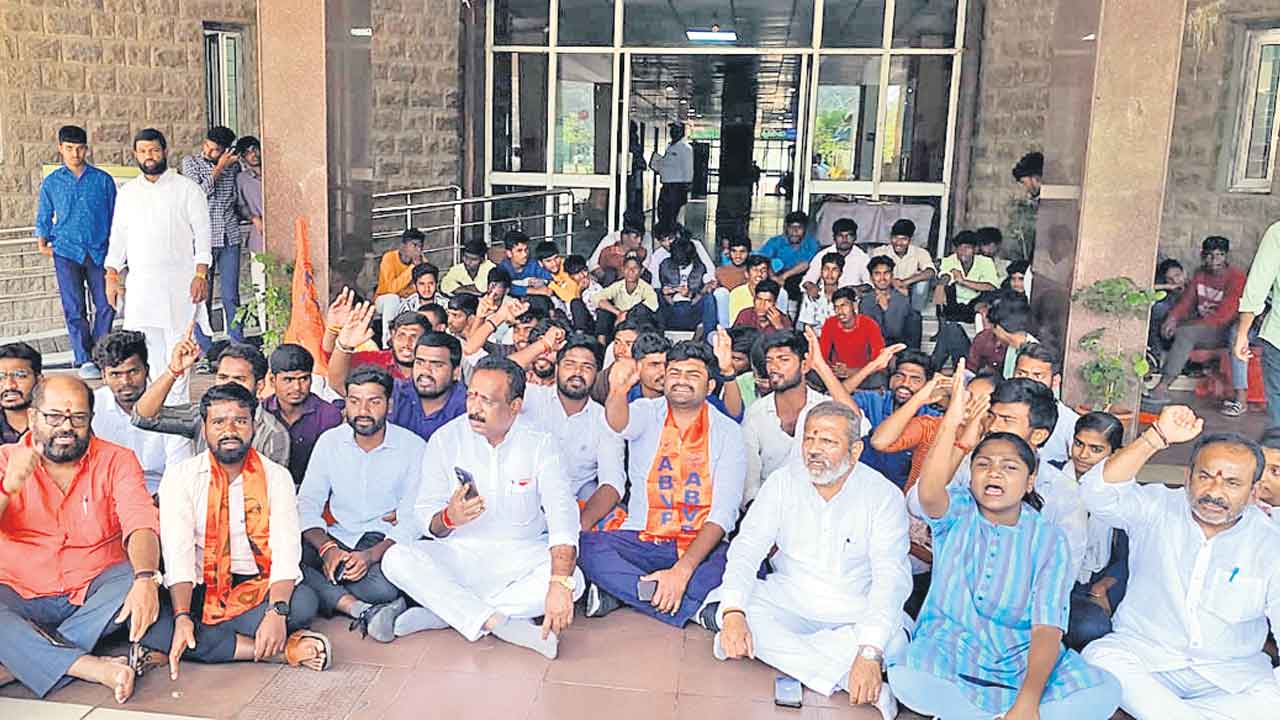 ప్రభుత్వాన్ని ప్రశ్నిస్తే దాడులా?