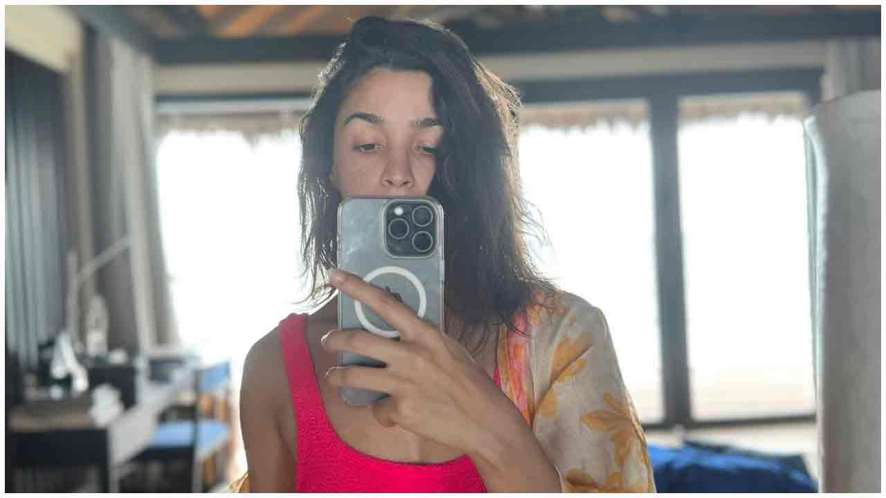 Alia Bhatt | సెల్ఫీ ఫొటోలతో మెస్మరైజ్ చేస్తున్న అలియా భట్..