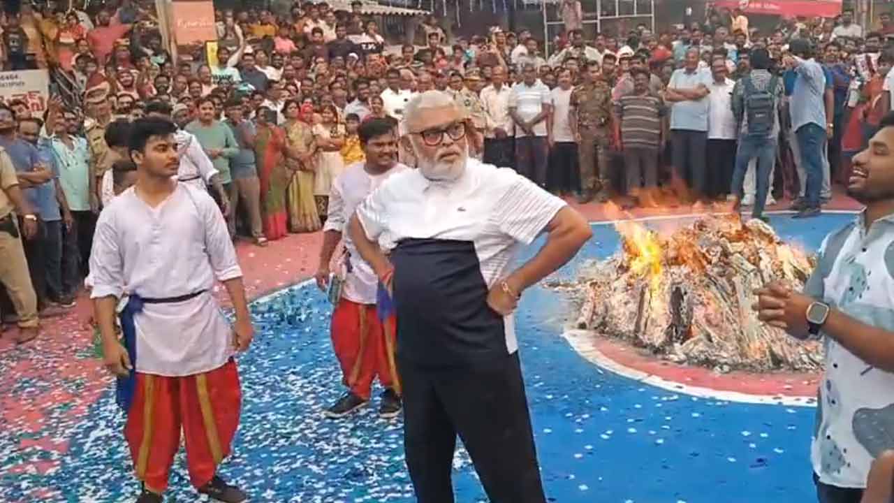 Sankranti | తెలుగు రాష్ట్రాల్లో అంబరాన్నంటిన భోగి సంబురాలు