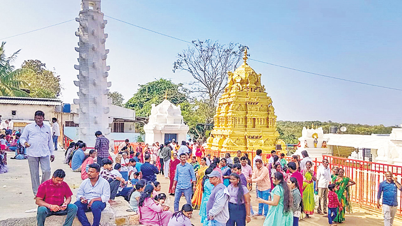 అనంతగిరిలో భక్తుల సందడి