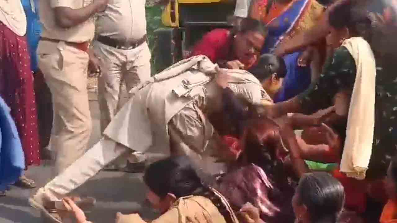 Protest | ఏపీలో పోలీసులపై తిరగబడిన అంగన్‌వాడీలు.. Viral video