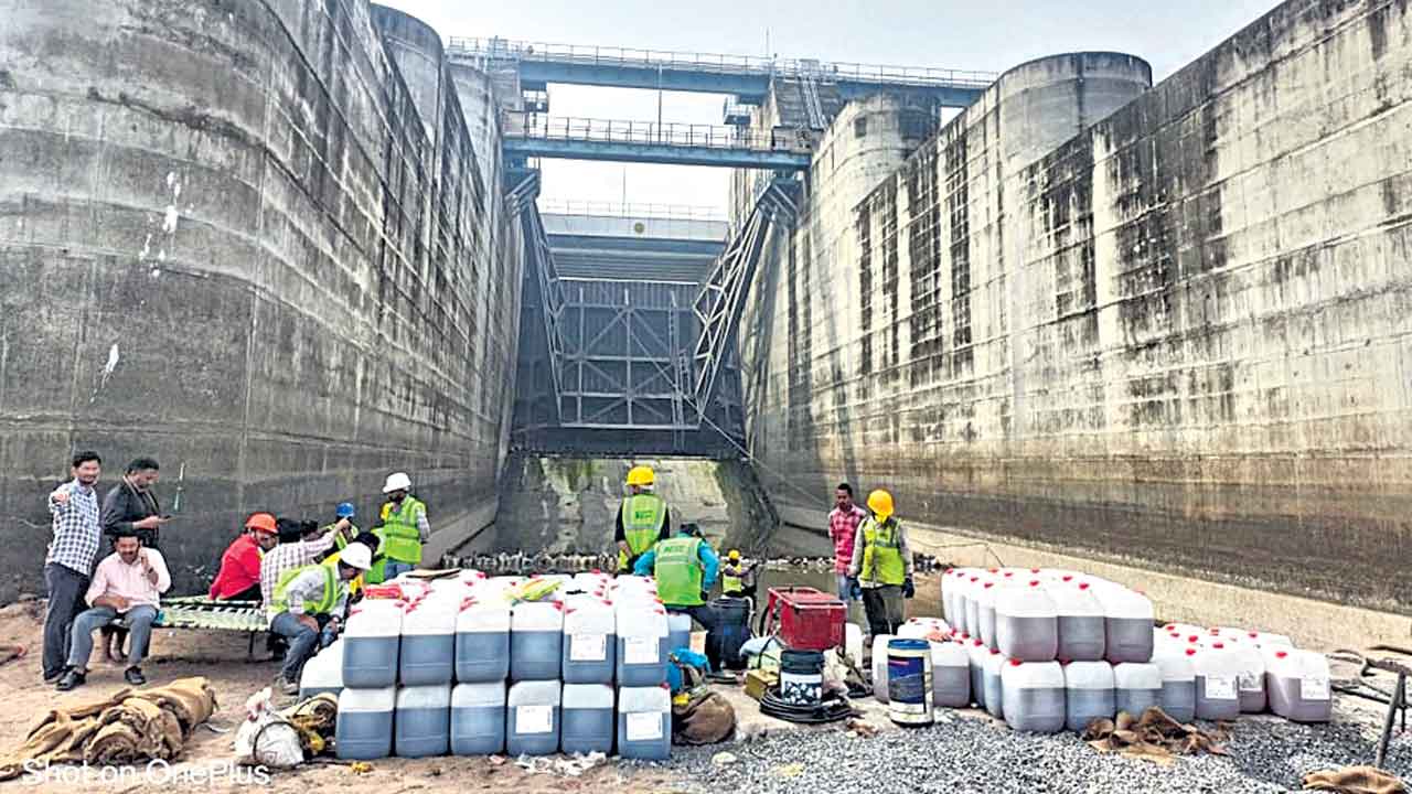 అన్నారం బరాజ్‌లో గ్రౌటింగ్‌ ప్రారంభం