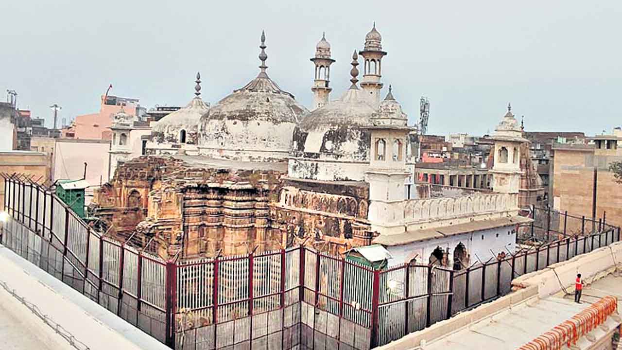 గుడిని కూల్చి మసీదు  కట్టారు… జ్ఞానవాపి కింద హిందూ ఆలయం.. తేల్చిన పురావస్తు శాఖ