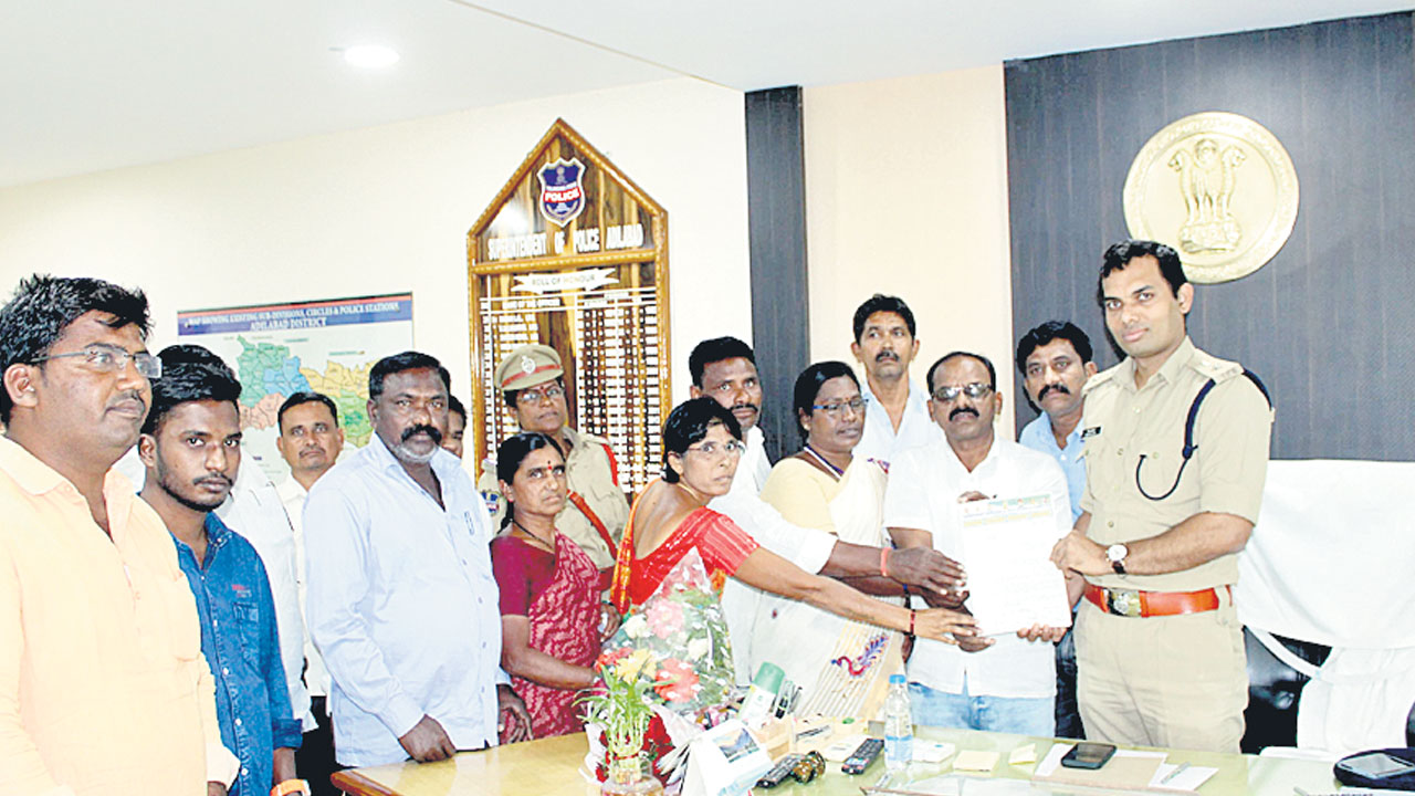 ఫాస్ట్‌ ట్రాక్‌ కోర్టుకు బదిలీ చేయండి