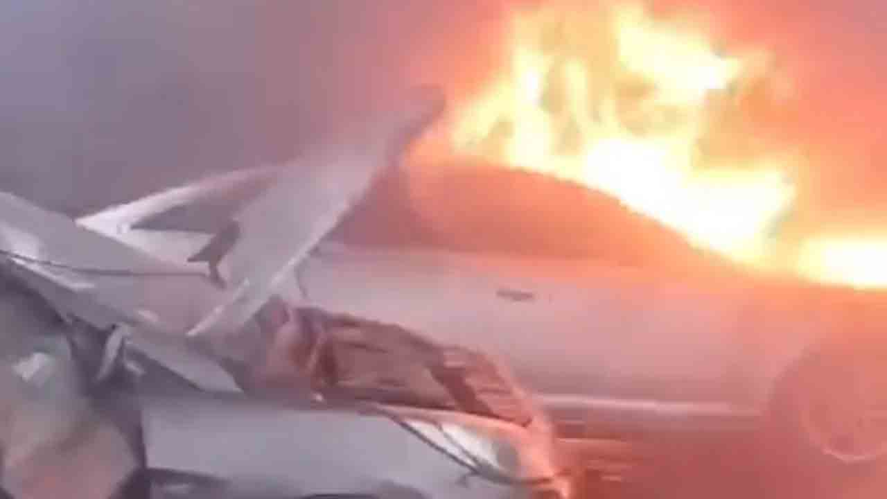 BMW, Audi Cars Catch Fire | మంటల్లో కాలిన ఖరీదైన కార్లు.. ఒక కారులో షార్ట్ సర్క్యూట్‌గా అనుమానం