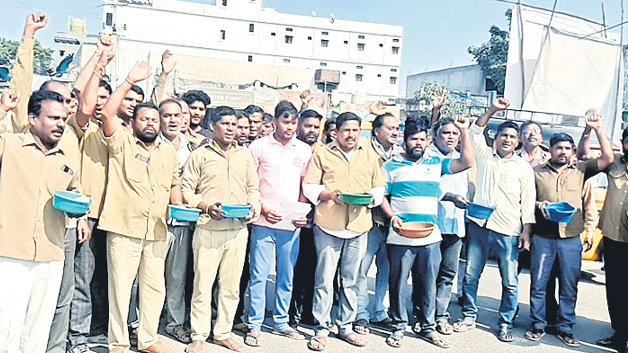 ఆటో డ్రైవర్ల భిక్షాటన