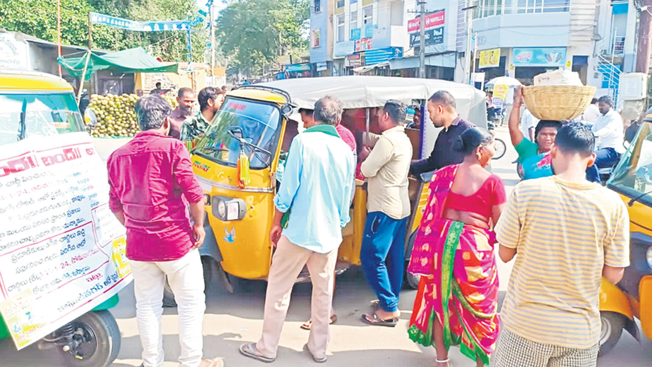 ఆటోవాలాలను ఆదుకోవాలి