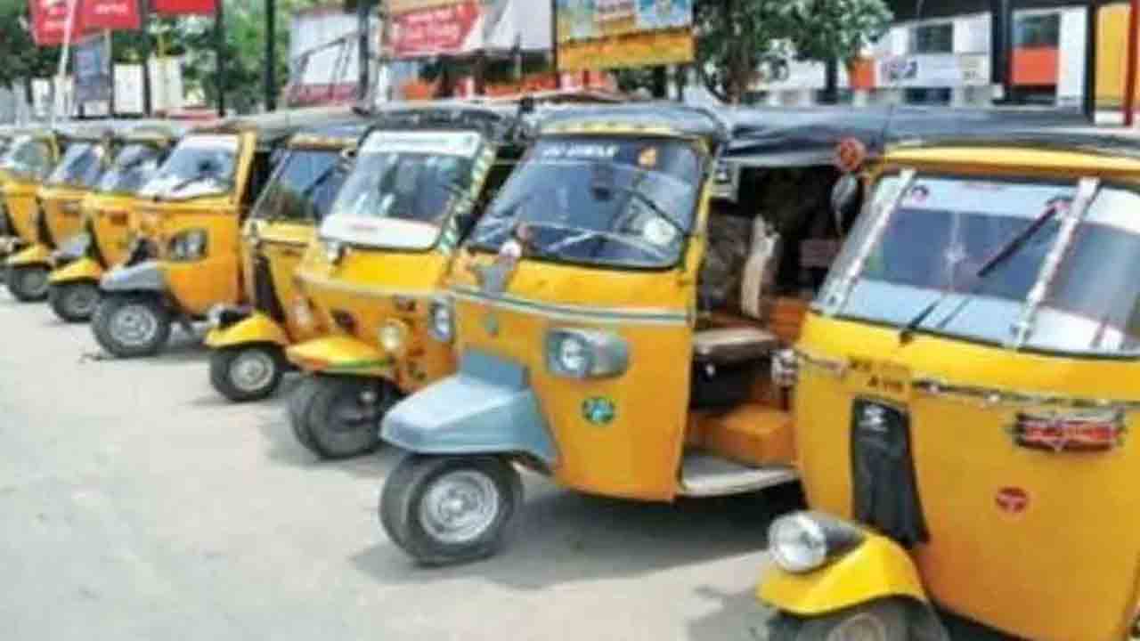 Autos seized | ఒకే రిజిస్ట్రేషన్తో రెండు ఆటోలు.. సీజ్ చేసిన పోలీసులు