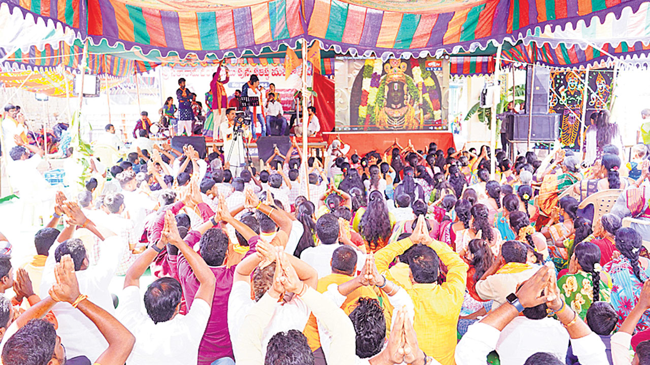 అక్కడ ప్రతిష్ఠ ఇక్కడ పండుగ