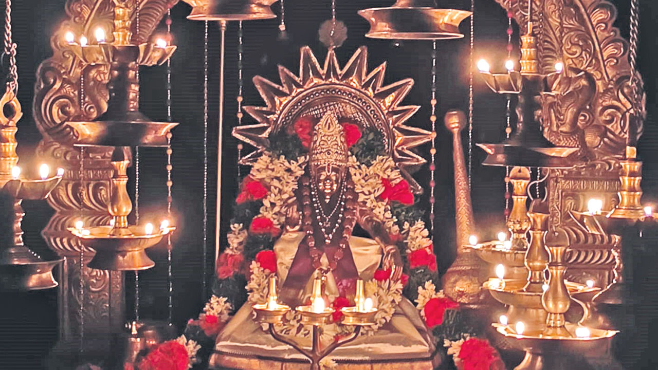 పండుగ పూట ప్రత్యేక అలంకరణ