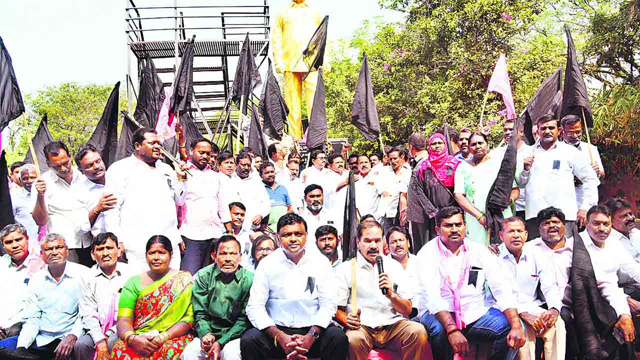 దుండగులను కఠినంగా శిక్షించాలి