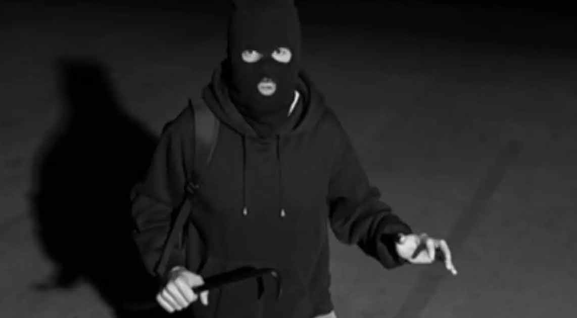 Thief | ఇండియన్‌ ఓవర్సీస్‌ బ్యాంకులోకి చొరబడ్డ దొంగ.. ప్రధాన ద్వారానికి తాళం వేసిన స్థానికులు