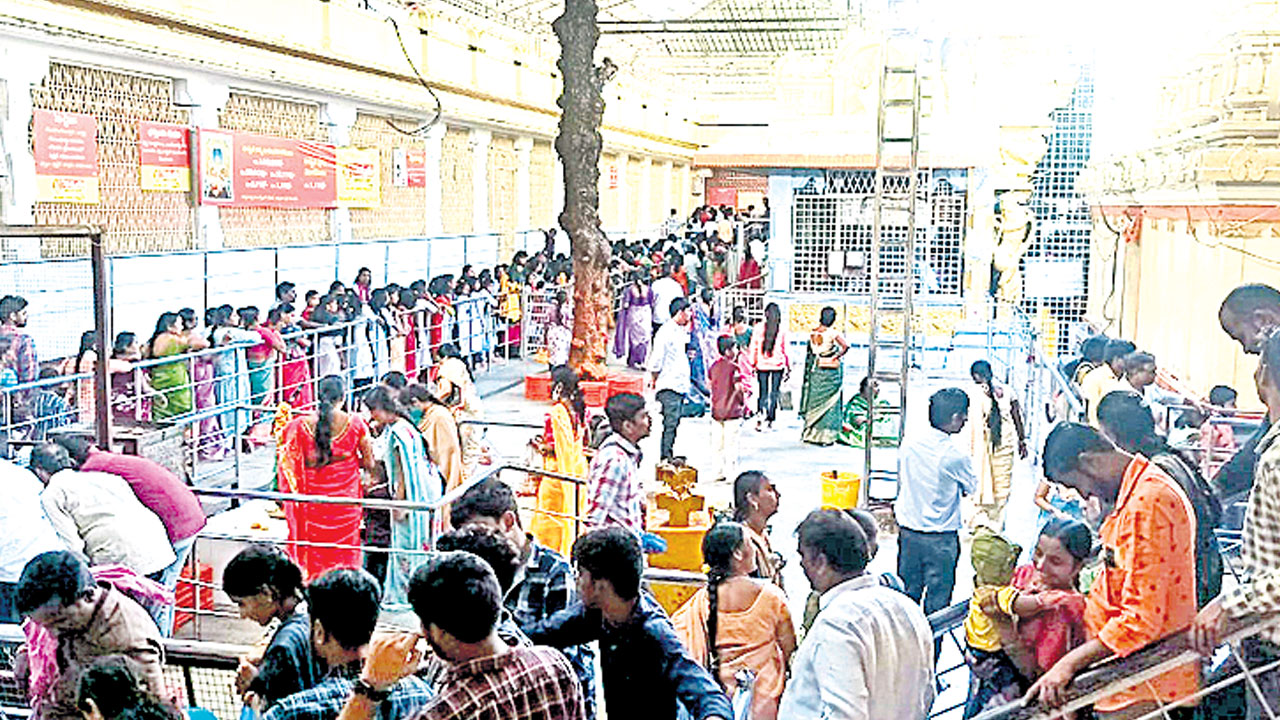 భక్తజన సంద్రం.. బాసర క్షేత్రం..