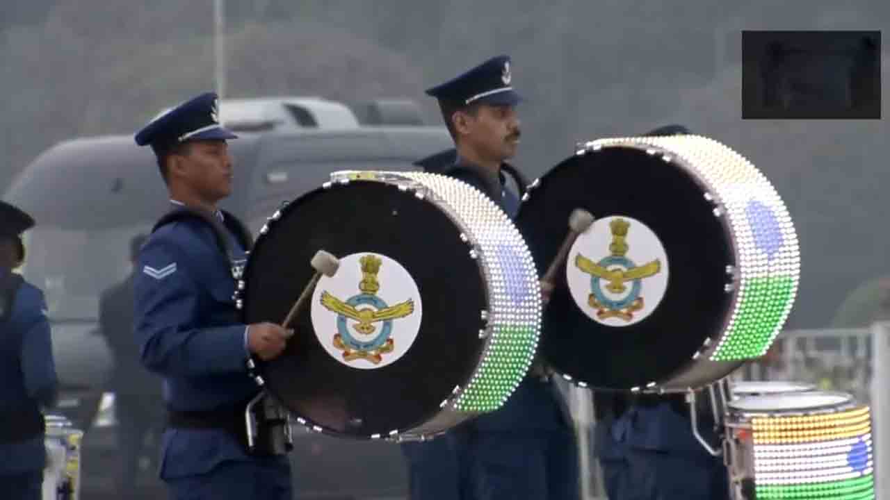 Beating Retreat | విజయ్ చౌక్లో ఘనంగా బీటింగ్ రీట్రీట్.. ఆకట్టుకున్న యుద్ధ సంగీతం.. Videos