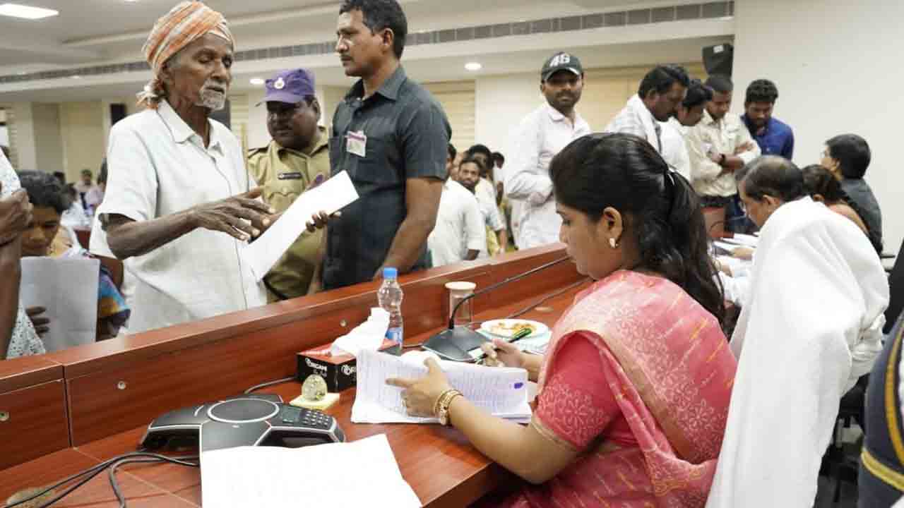 అర్జీలను సత్వరమే పరిష్కరించాలి