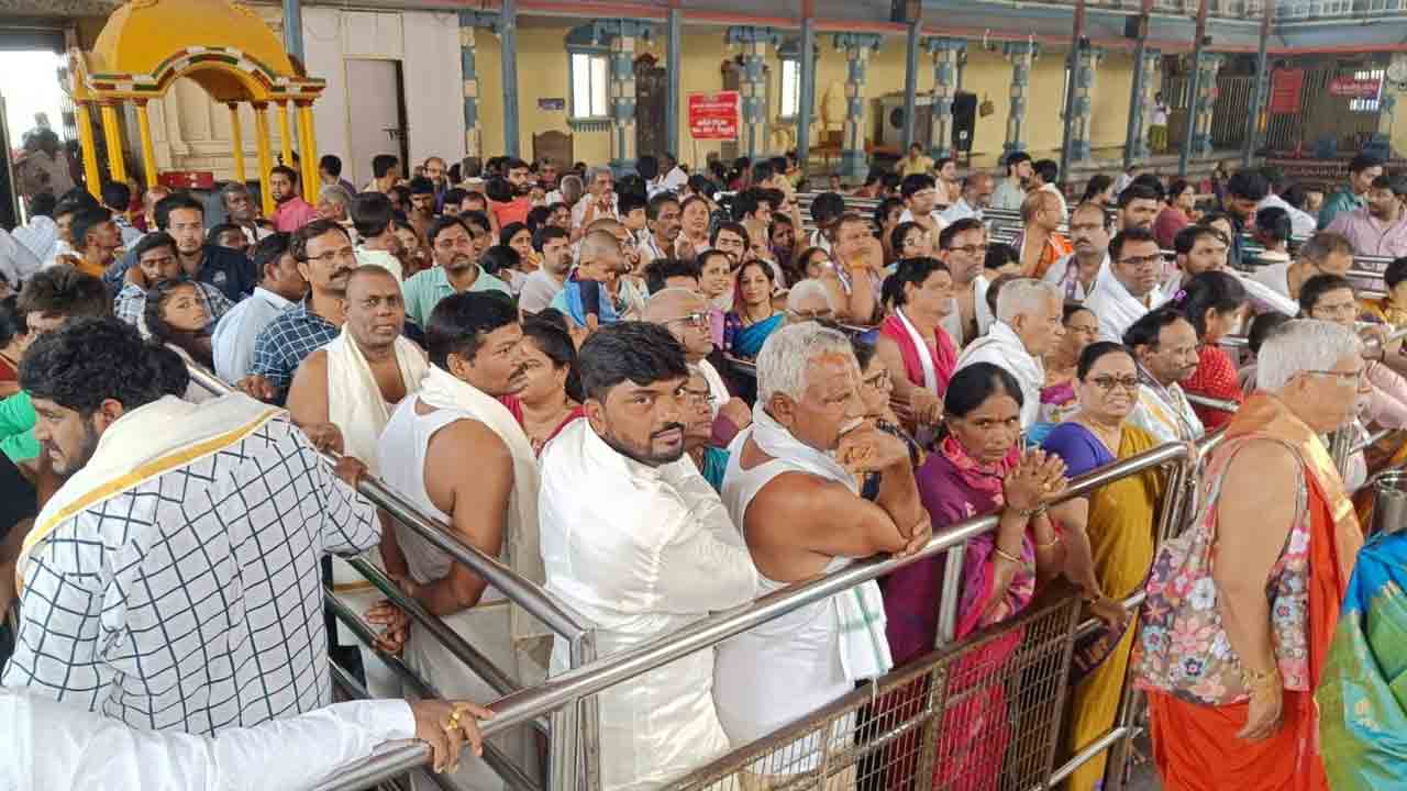 భద్రగిరికి పోటెత్తిన భక్తులు