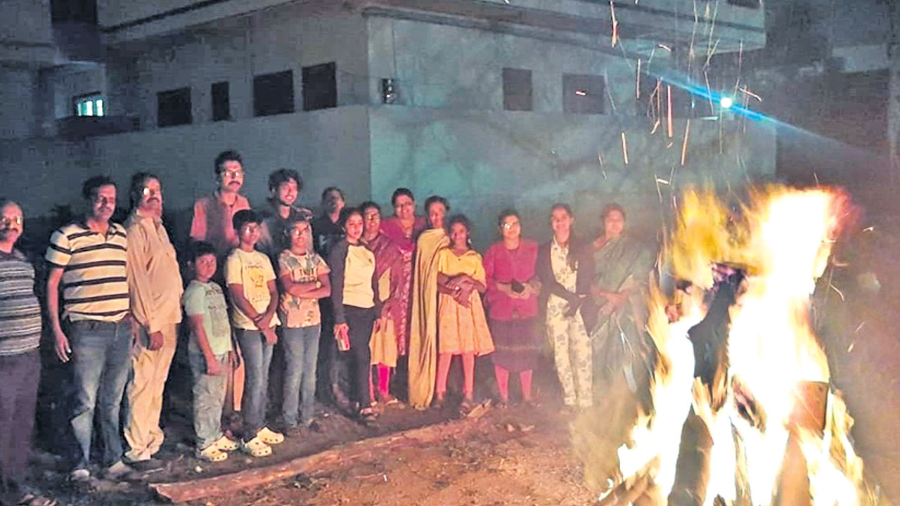 ఊరూరా బోగి మంటలు