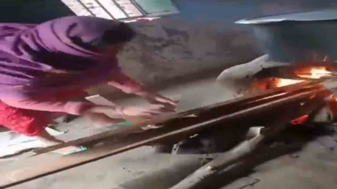 Bihar | బీహార్‌లో మధ్యాహ్న భోజనానికి స్కూల్‌ బెంచీలే వంట చెరకు