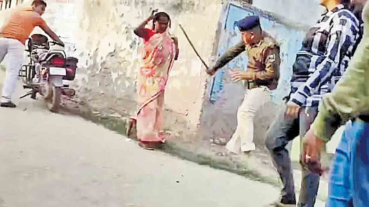 నడిరోడ్డుపై దళితురాలి మీద పోలీస్‌ లాఠీఛార్జి