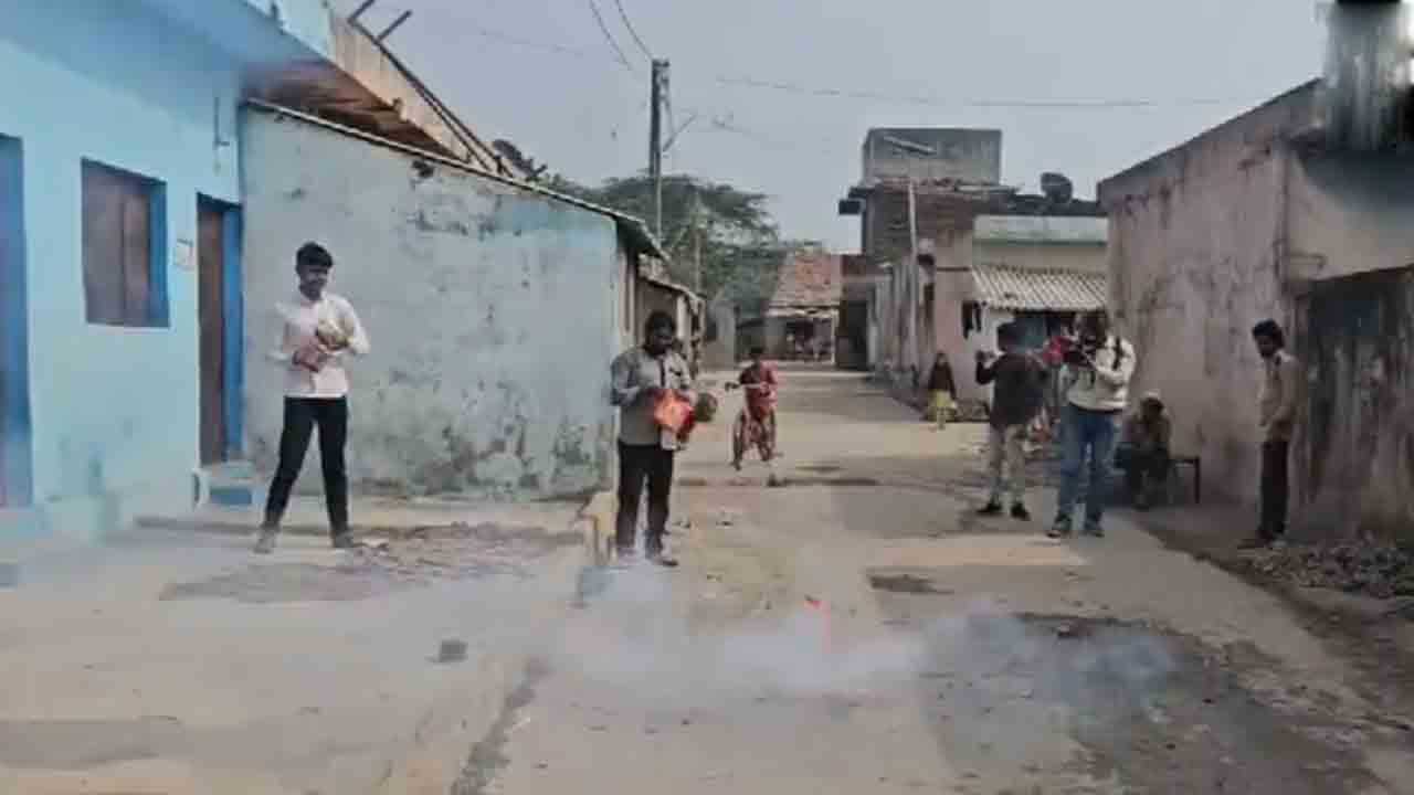 Bilkis Bano | బిల్కిస్‌ బానో ఇంటి ముందు పటాకులు కాల్చి సంబురాలు.. Video