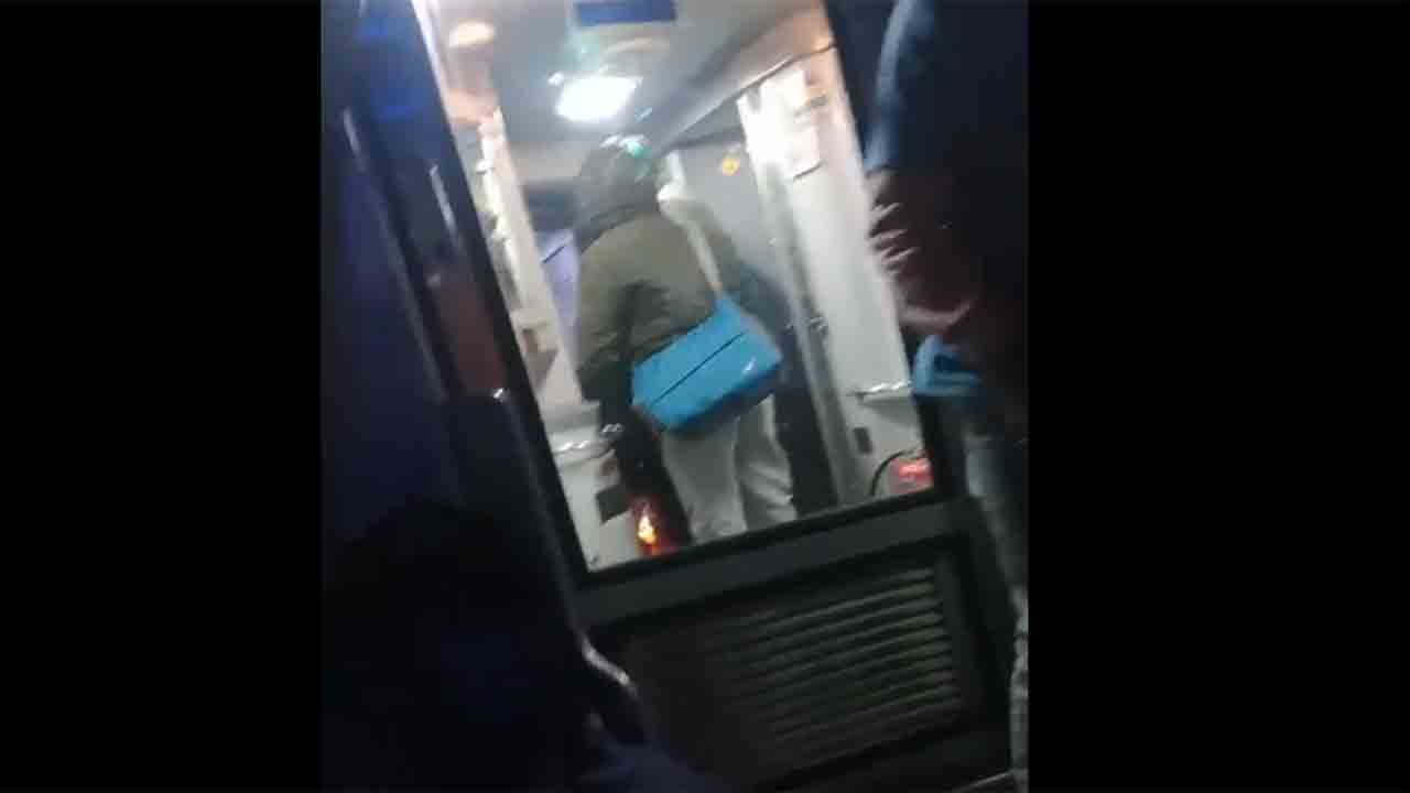 Bonfire In Train AC Coach | రైలు ఏసీ కోచ్‌లో చలి మంటలు.. ప్రయాణికులపై కేసు నమోదు