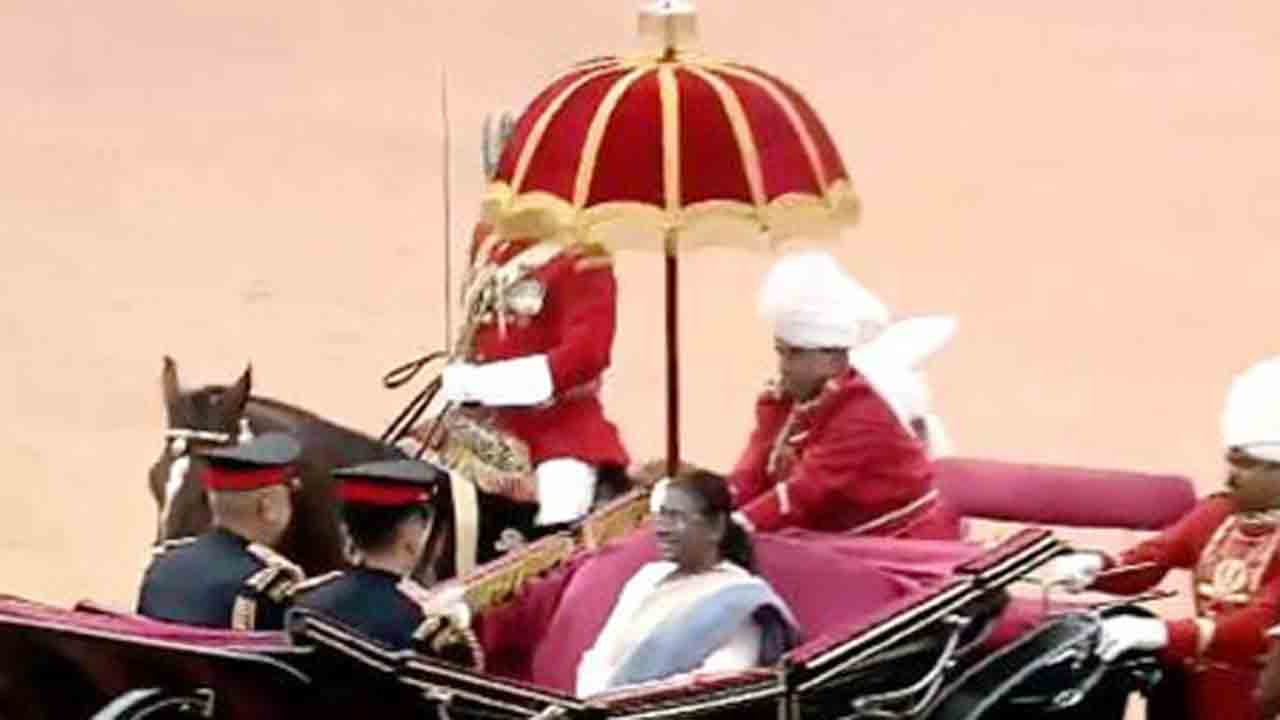 President Murmu | బడ్జెట్‌ సమావేశాలు.. గుర్రపు బగ్గీలో పార్లమెంట్‌కు వెళ్లిన రాష్ట్రపతి ద్రౌపది ముర్ము