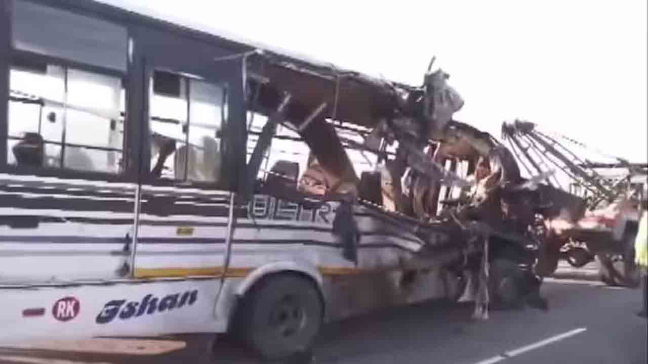 Road Accident | ఘోర రోడ్డు ప్రమాదం.. 14 మంది మృతి