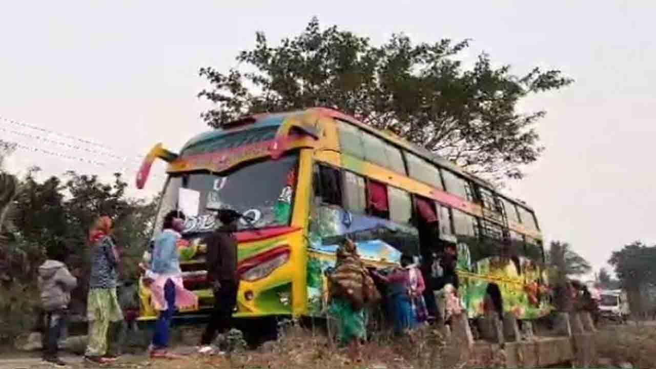 Bus driver | బస్సు రన్నింగ్‌లో ఉండగా డ్రైవర్‌కు గుండెపోటు.. 65 మందిని కాపాడి హఠాన్మరణం..!
