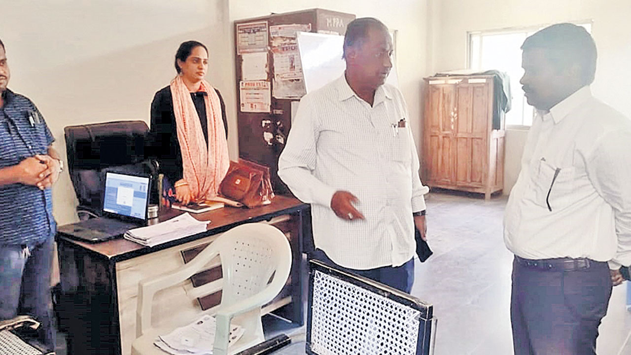 తప్పులు లేకుండా డేటా నమోదు చేయాలి