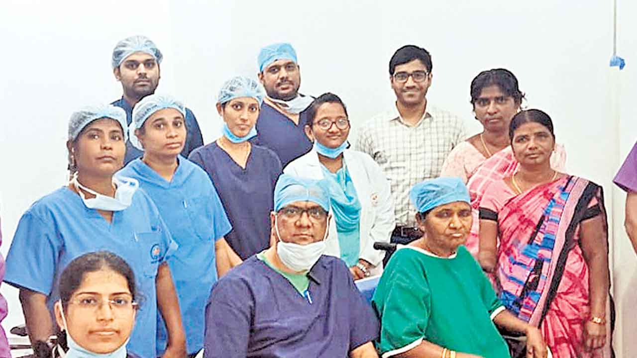 సీఎంఆర్‌లో వృద్ధురాలికి అరుదైన ఆపరేషన్‌