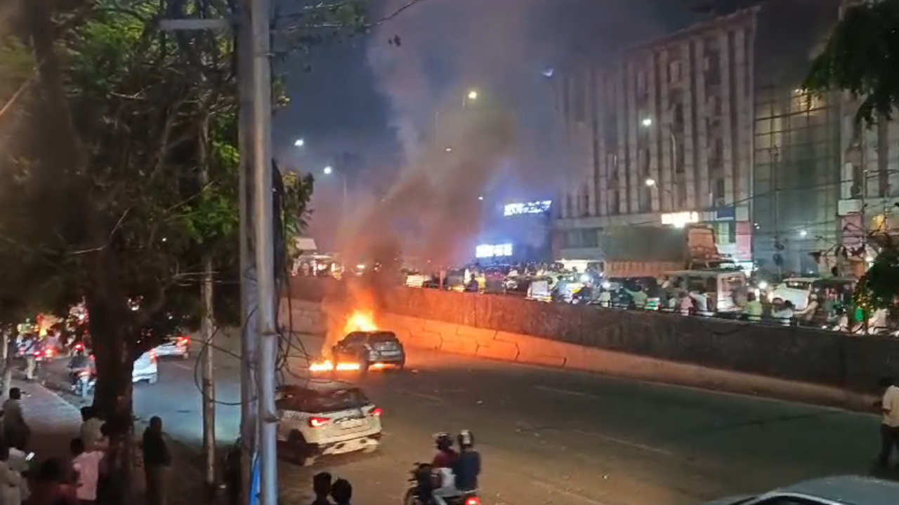Fire in Car | సచివాలయానికి సమీపంలో కారు దగ్ధం.. ట్రాఫిక్‌ జామ్‌.. Video