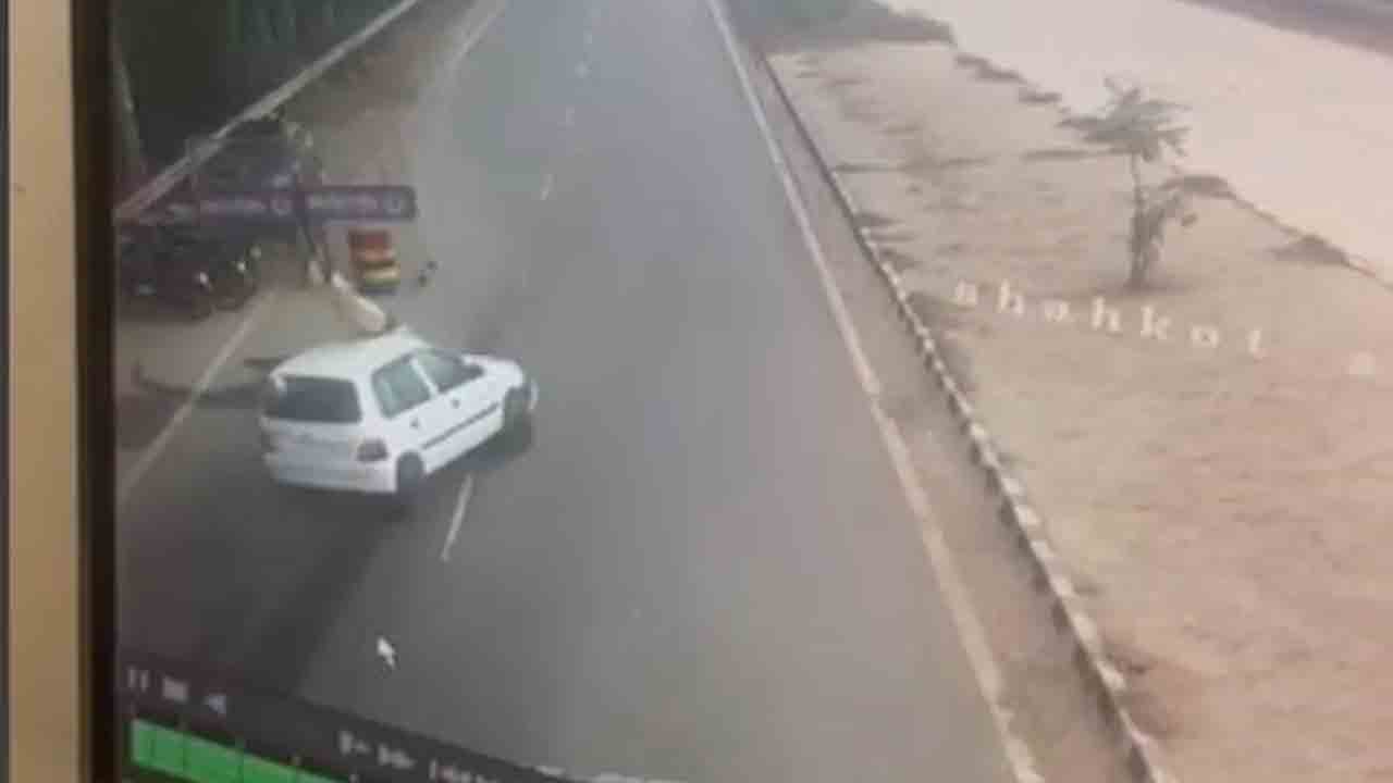 Car Hit And Drag | విధుల్లో ఉన్న పోలీసును ఢీ కొట్టిన కారు.. గాల్లో ఎగిరి డివైడర్‌పై పడ్డ అధికారి.. VIDEO