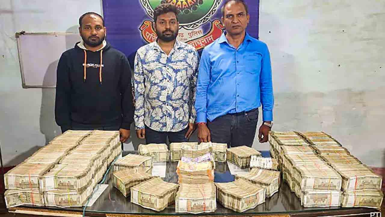 Cash Seized From Car | బ్యాంకు వద్ద అనుమానాస్పదంగా కార్లు.. రూ.2.64 కోట్ల నగదు స్వాధీనం