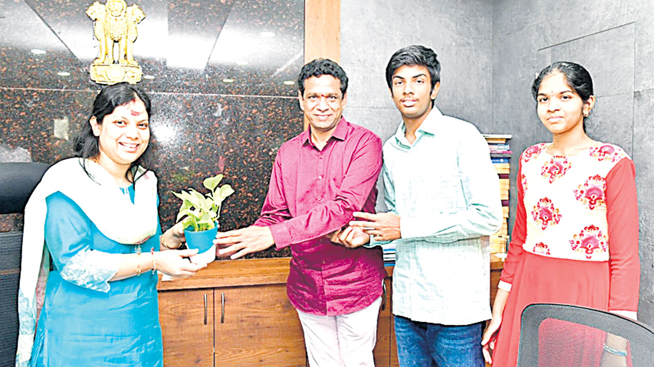 అంబరాన్నంటిన న్యూ ఇయర్‌ వేడుకలు