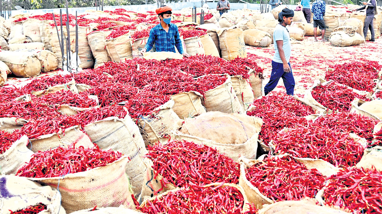 రైతుకు మంట.. వ్యాపారికి పంట