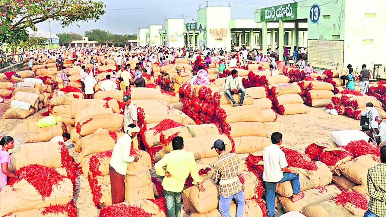 మిర్చితో మార్కెట్‌ కళకళ