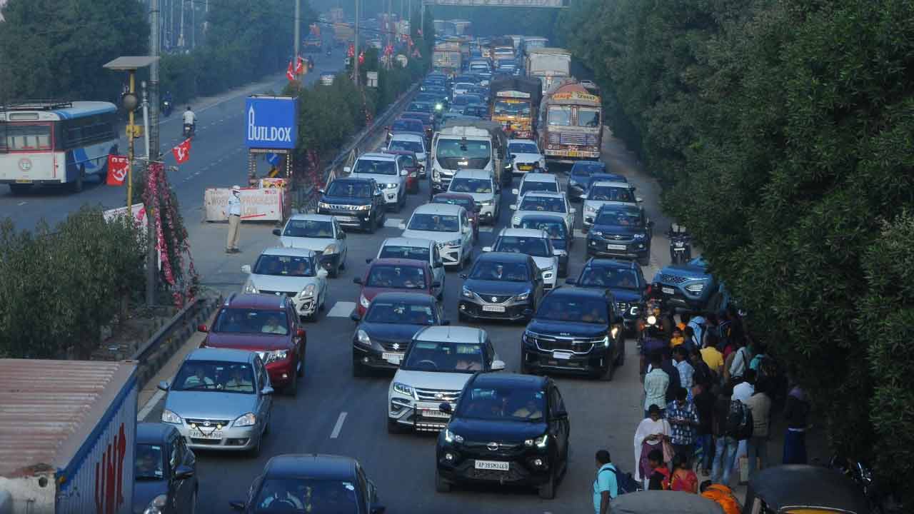 Choutuppal | చౌటుప్పల్‌లో భారీగా ట్రాఫిక్‌ జామ్.. 3 కిలోమీటర్ల మేర నిలిచిన వాహనాలు