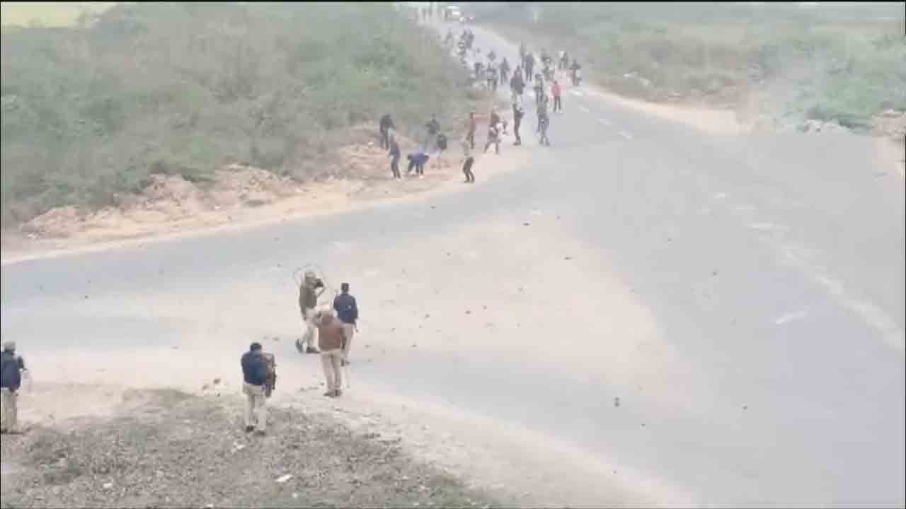 Clash with cops | కొత్త చట్టానికి వ్యతిరేకంగా ఆందోళన.. యూపీలో ట్రక్‌ డ్రైవర్లు, పోలీసులకు మధ్య ఘర్షణ.. Video