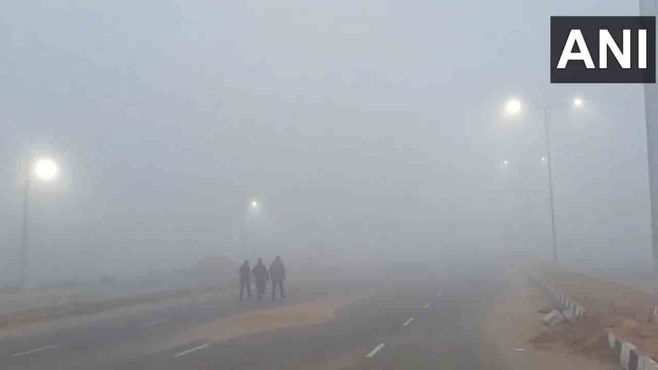 Cold Wave | ఉత్తరాదిపై చలి పంజా.. ఢిల్లీని కమ్మేసిన పొగ మంచు