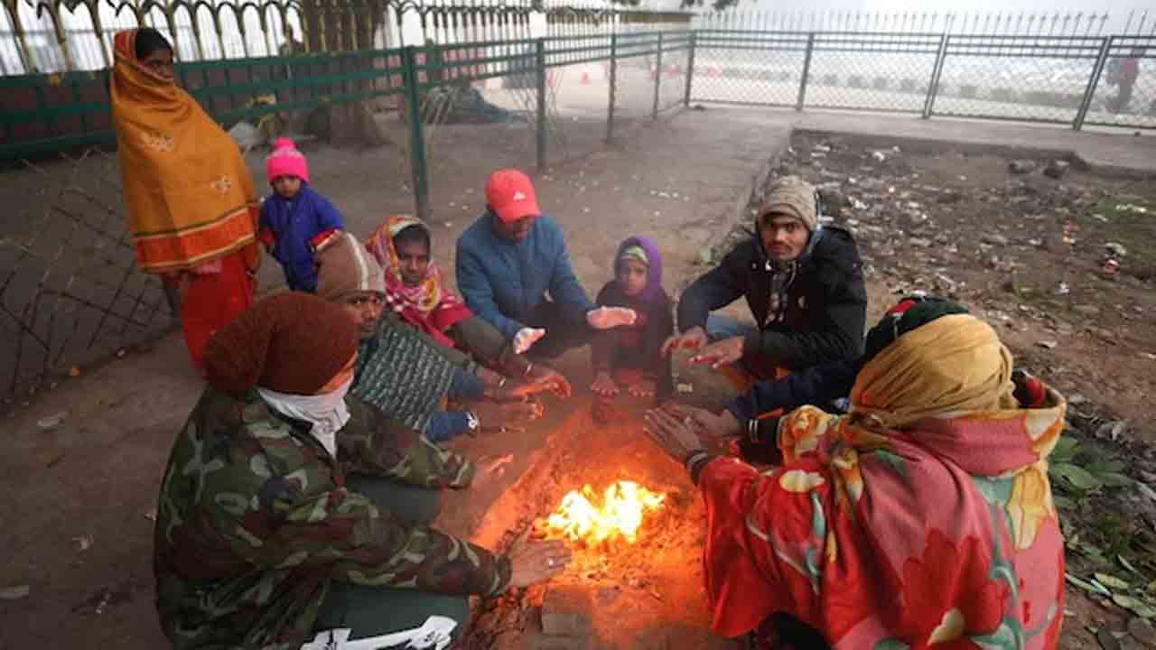 Cold Waves | గజగజ వణుకుతున్న ఉత్తరభారతం.. చలిమంటలతో ఉపశమనం పొందుతున్న ప్రజలు