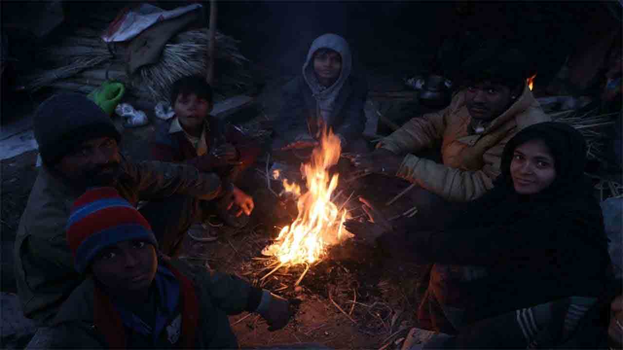 Cold wave | ఉత్తరాదిలో చంపేస్తున్న చలి.. ఢిల్లీలో 4 డిగ్రీలకు కనిష్ట ఉష్ణోగ్రతలు.. Videos