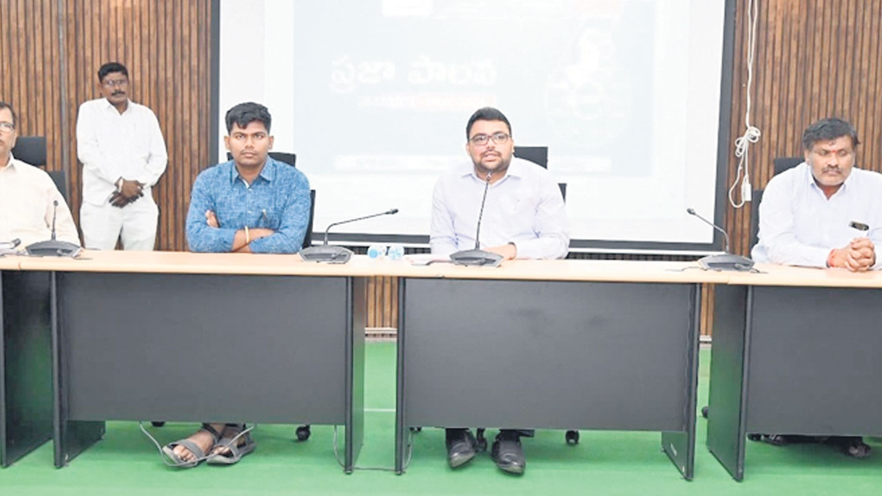 దరఖాస్తులను పరిశీలించి ఆన్‌లైన్‌లో నమోదు చేయాలి