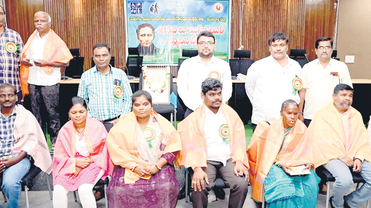 అంధుల కోసం ప్రత్యేక కార్యక్రమాలు