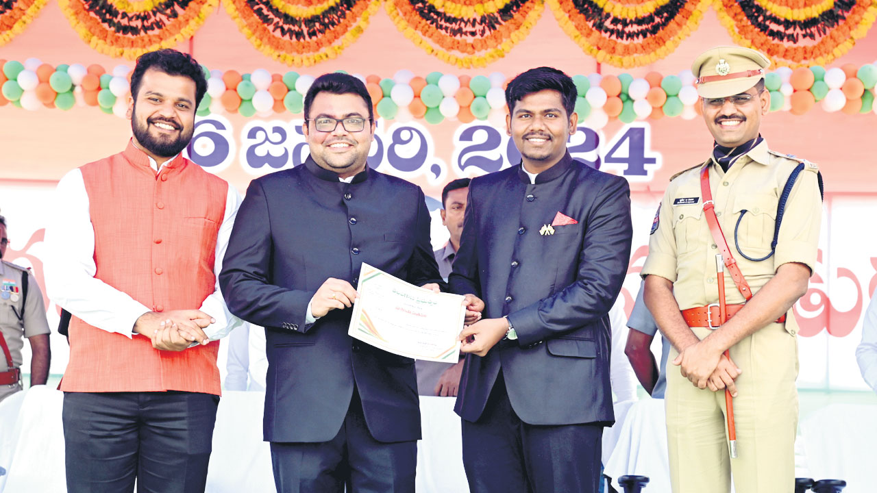 ఉత్తమ సేవలకు ప్రశంసలు