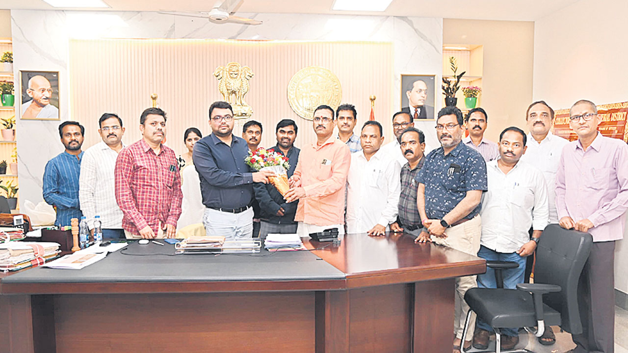 కలెక్టర్‌ను కలిసిన అధికారులు