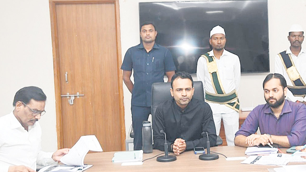 ఆధార్ కార్డు ఉంటేనే సంక్షేమ పథకాలు