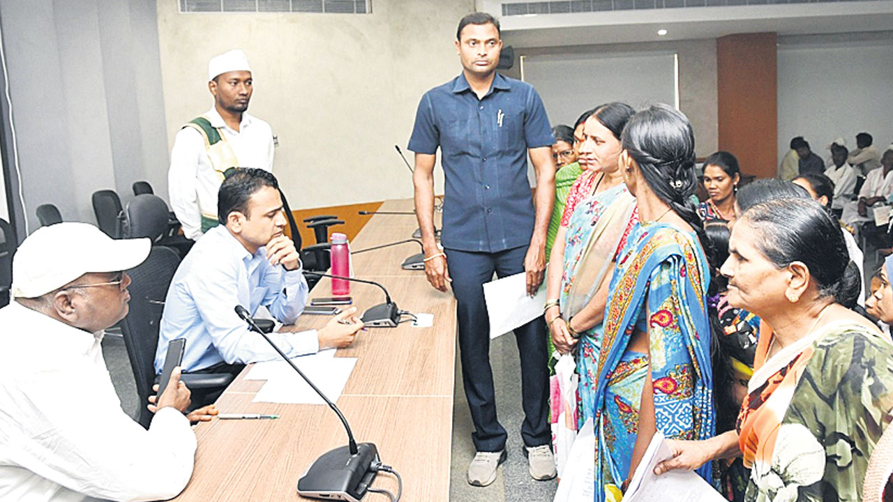 ప్రజా సమస్యలు పరిష్కరించాలి