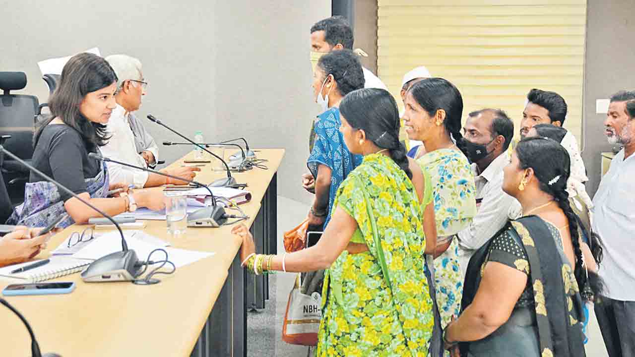 సమస్యలు పరిష్కరించాలి